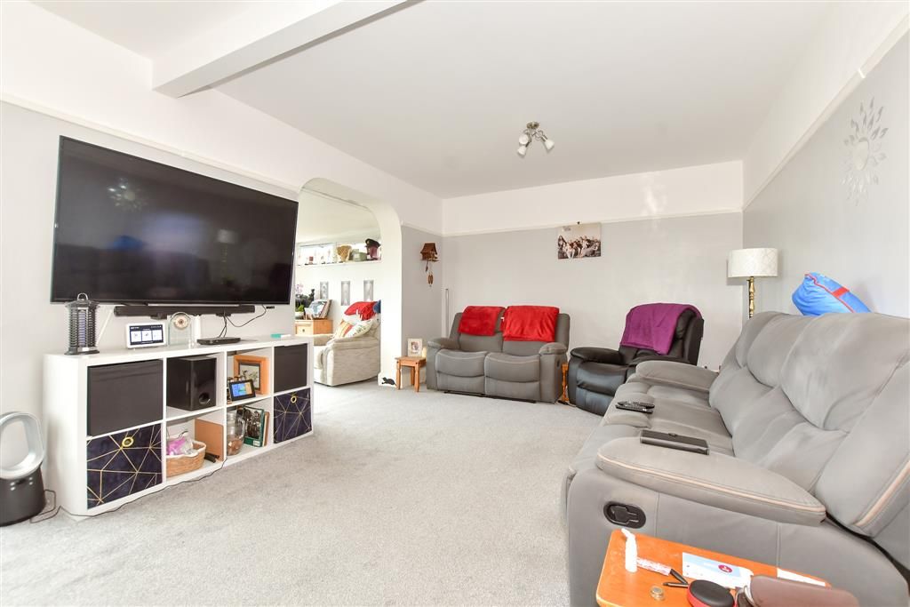 Property photo 3 of 10 Lounge