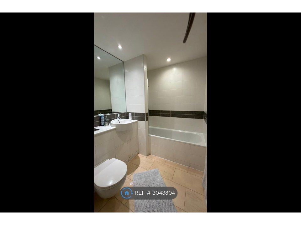Property photo 3 of 12 Family Bathroom With Bathtub And Overhead Shower