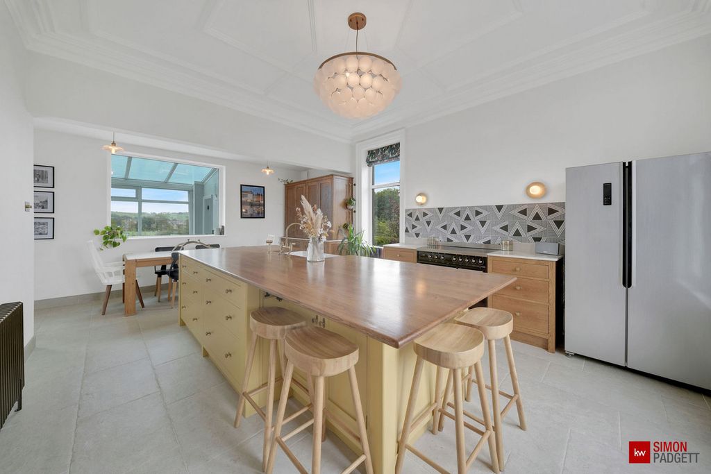 Property photo 2 of 36