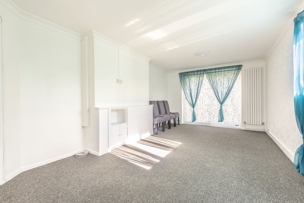 Property photo 3 of 16 Lounge