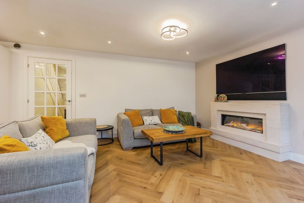 Property photo 3 of 31 Pbox-Img.Jpg