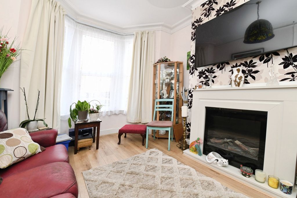 Property photo 3 of 19 Lounge