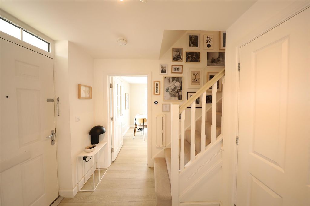 Property photo 2 of 25 Entrance Hall