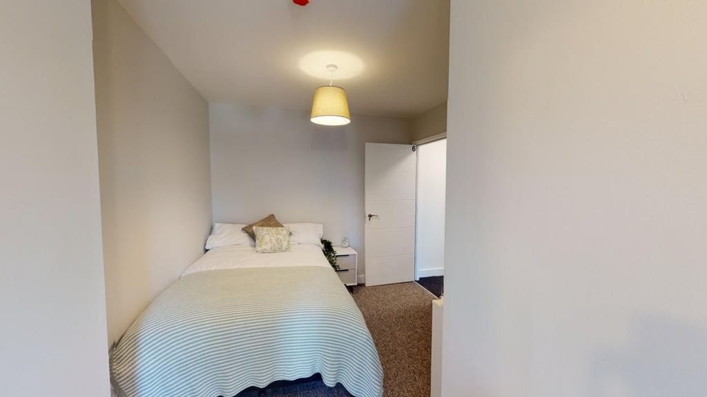 Property photo 2 of 14 A Bright And Inviting Double Bedroom With Modern d...