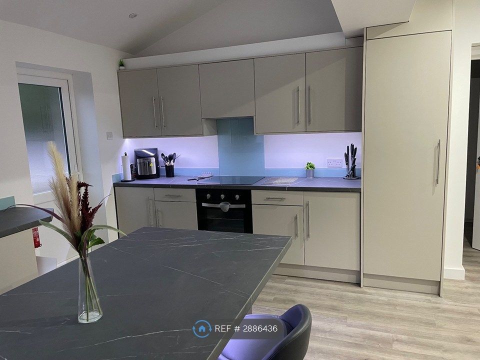 Property photo 1 of 9 Spacious Modern Kitchen