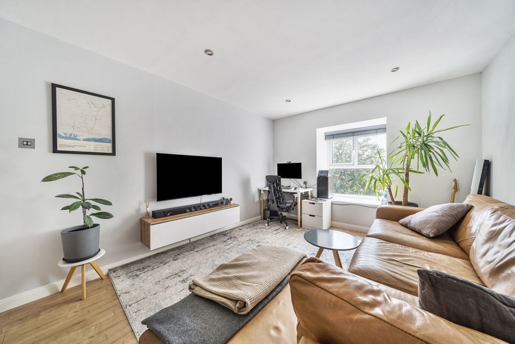Property photo 3 of 12 1340731-5-689F486...