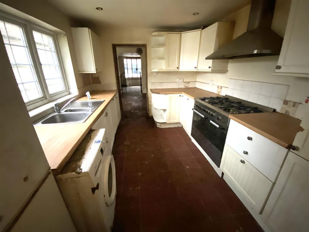 Property photo 2 of 19 Kitchen