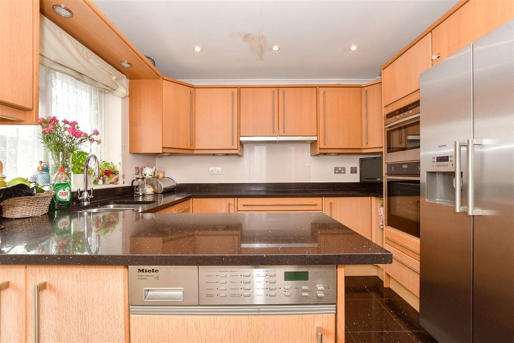 Property photo 3 of 10 Kitchen