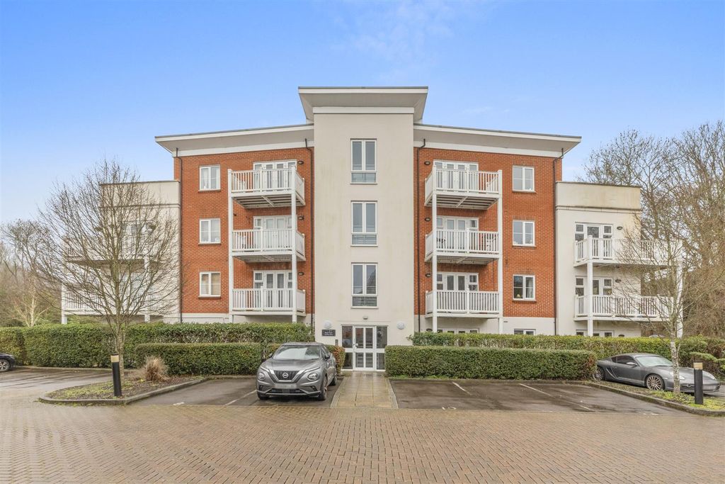 Property photo 1 of 14 29 Regent House, Carolina Drive, Hp11 1Fw-13.Jpg