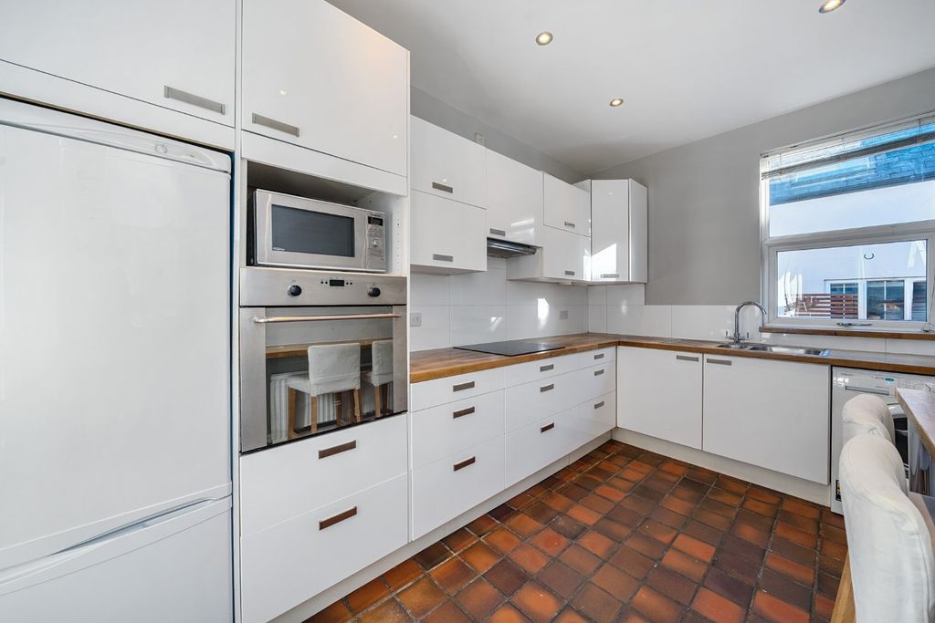 Property photo 2 of 16 Picture No. 12