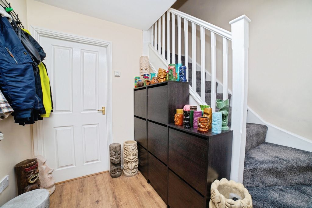 Property photo 2 of 12 Entrance Hall