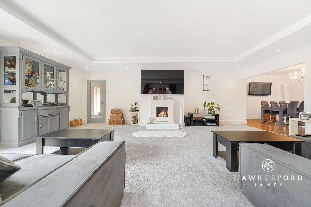 Property photo 2 of 25 Grovehurst Road, Iwade - Lounge