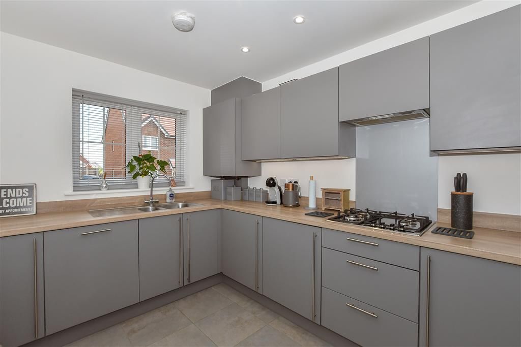 Property photo 3 of 10 Kitchen