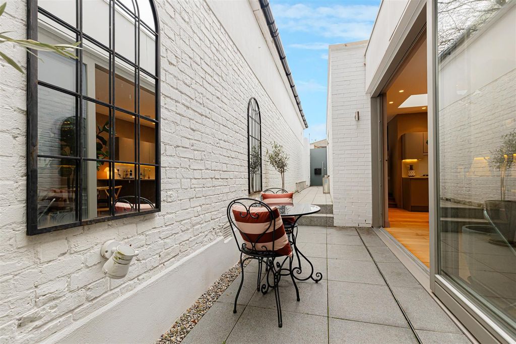 Property photo 2 of 42 Hillfield Mews (42).Jpg