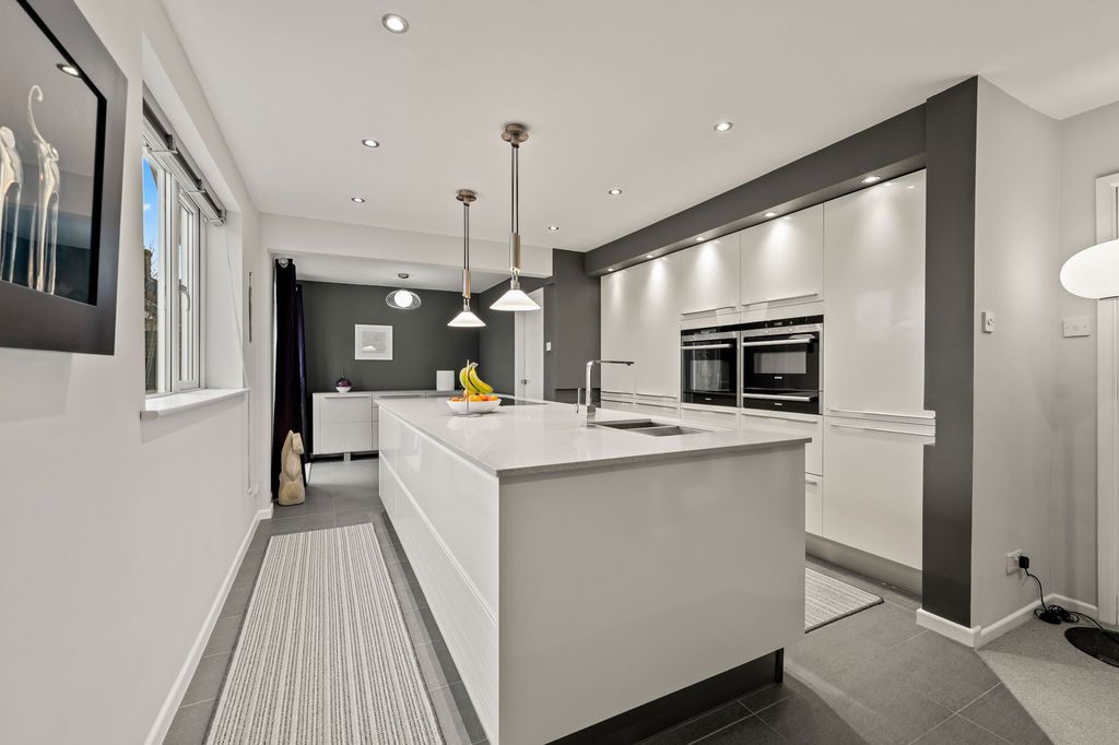 Property photo 3 of 31