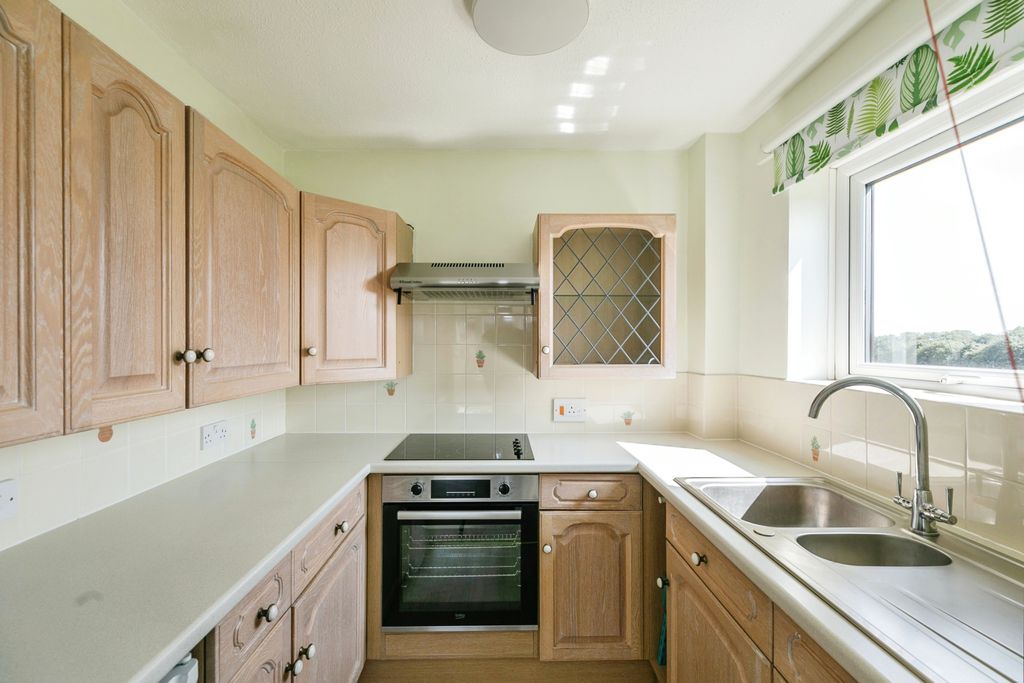 Property photo 3 of 10 Kitchen