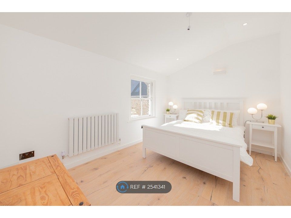 Property photo 1 of 11 Room 2