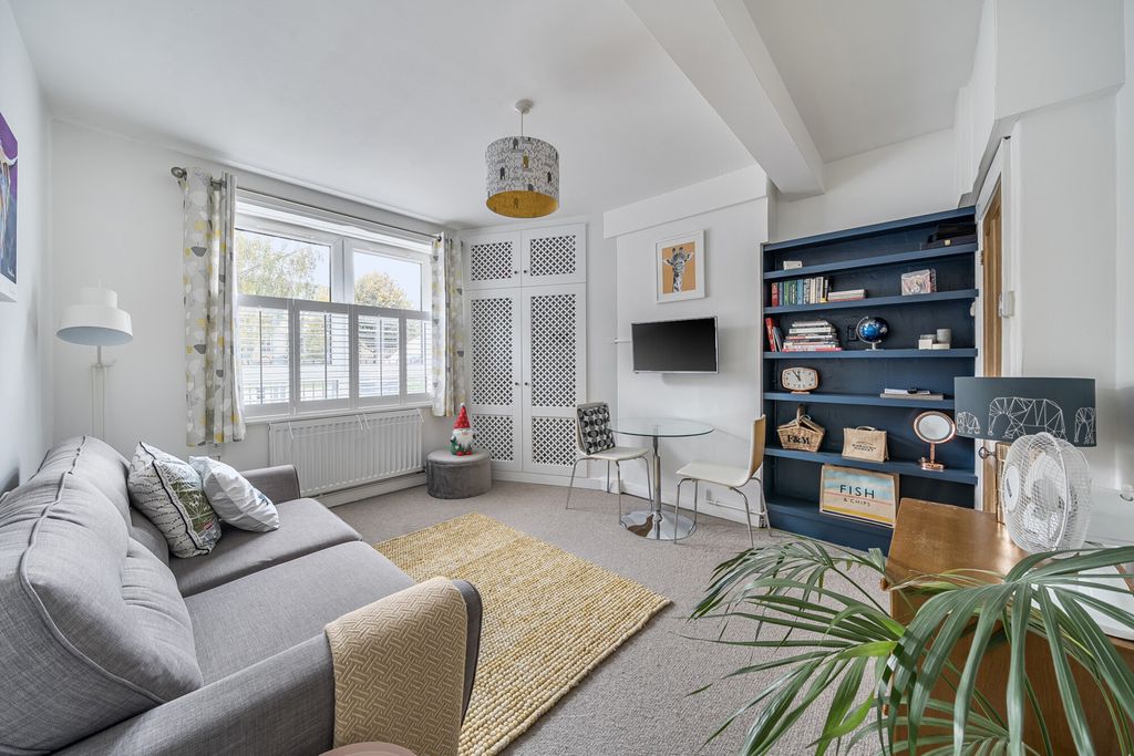 Property photo 1 of 13 Lounge