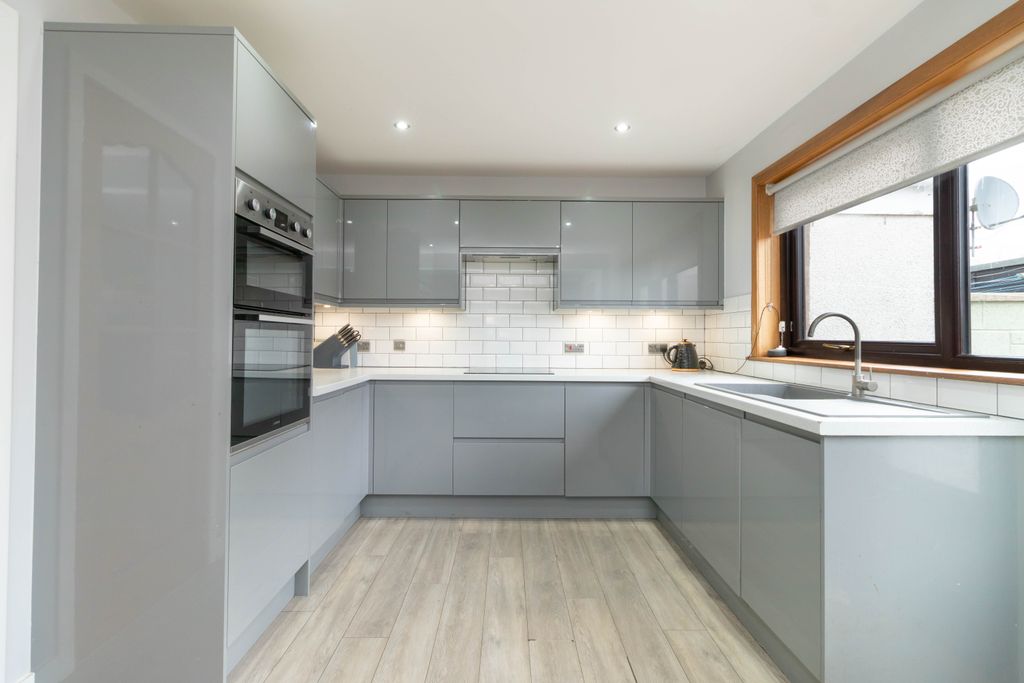 Property photo 3 of 17 Kitchen