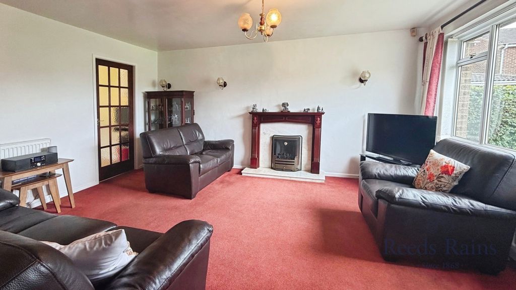 Property photo 2 of 14 Lounge