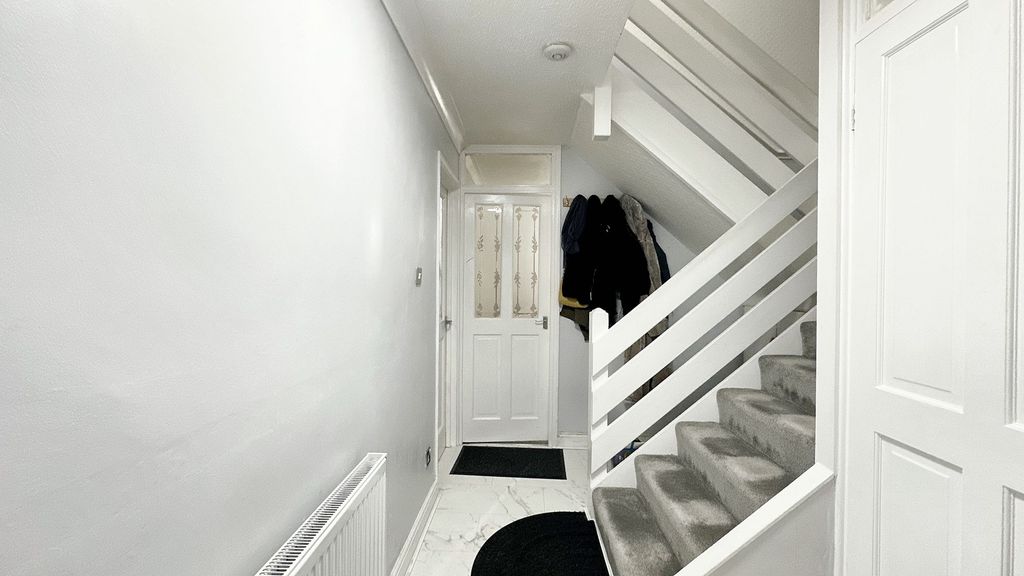 Property photo 2 of 10 Hallway