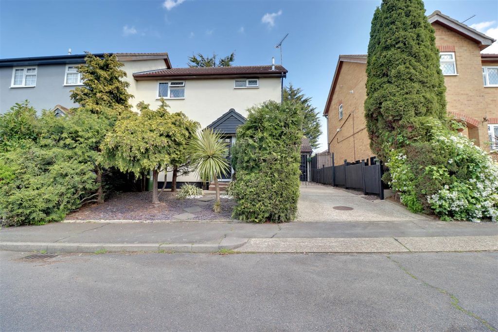 Property photo 1 of 17 10 Broxted Drive-28.Jpg