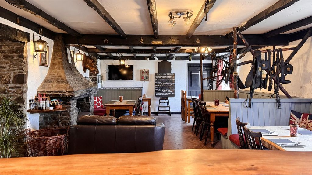 Property photo 2 of 36 Pub 17.Jpg