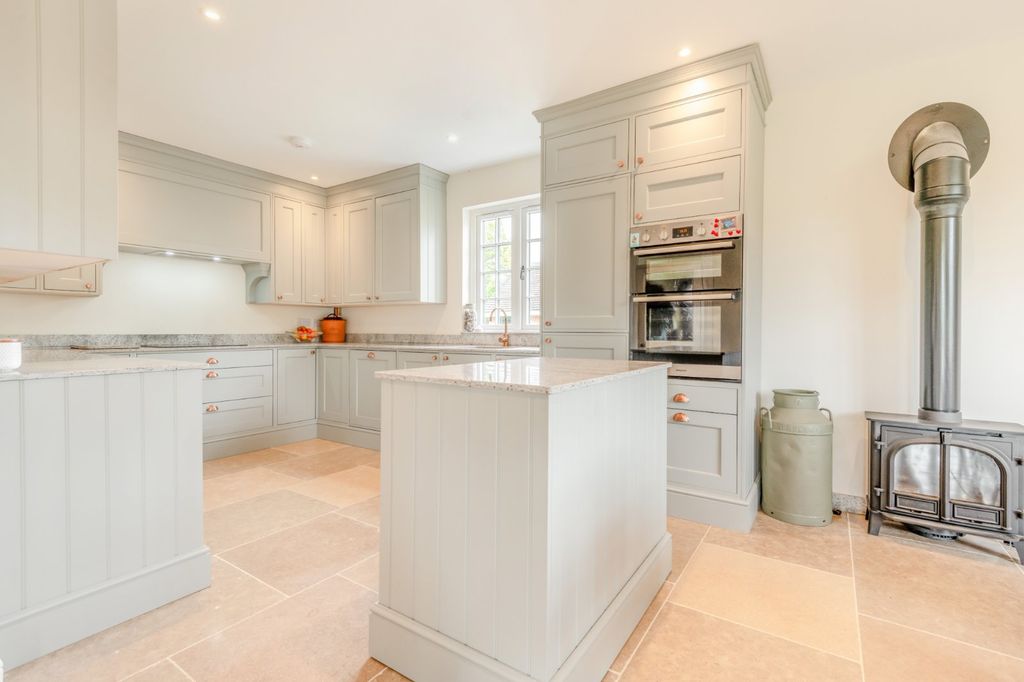 Property photo 2 of 25 Kitchen