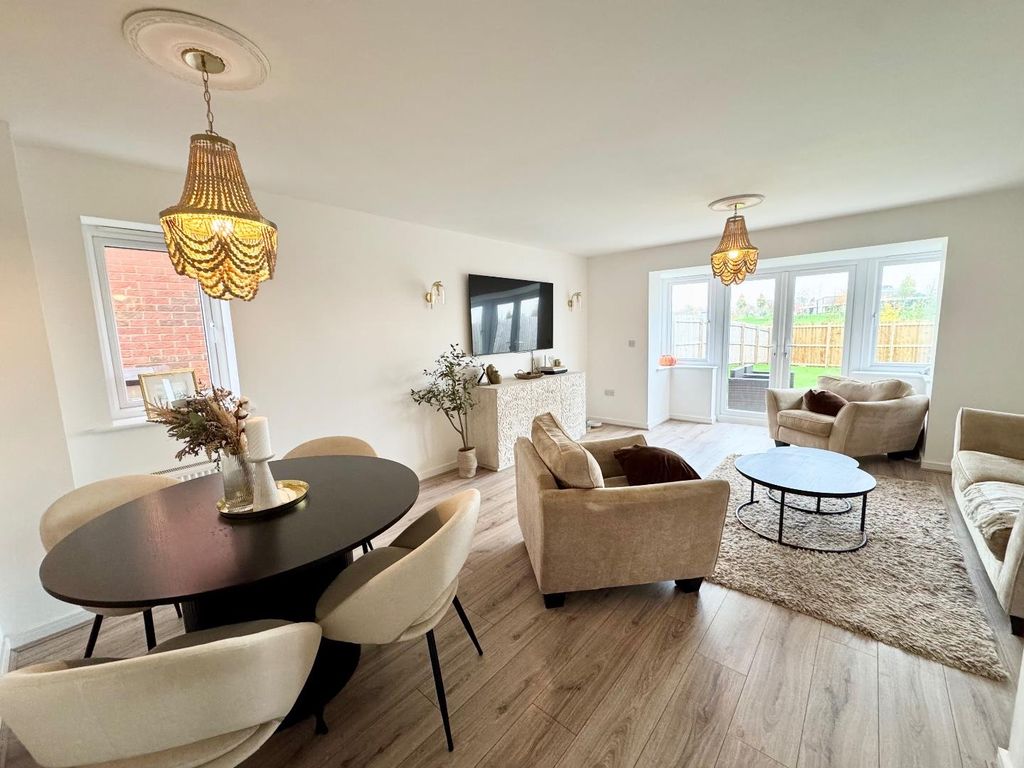 Property photo 2 of 11 Lounge