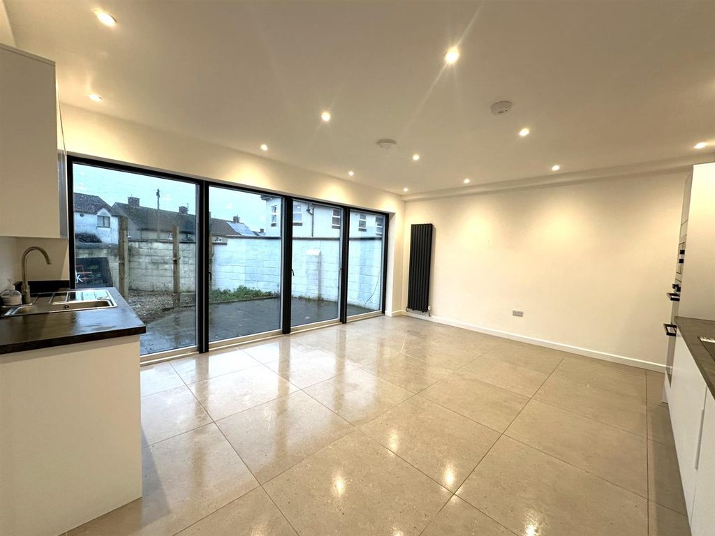 Property photo 3 of 11 Kitchen 1.1