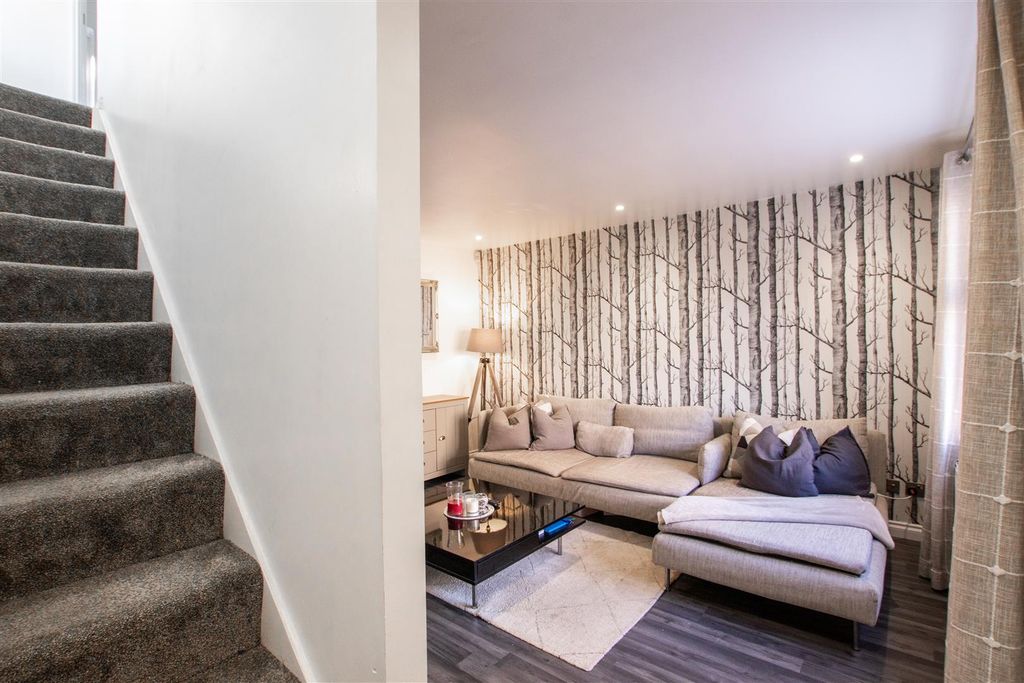 Property photo 3 of 12 Lounge.Jpg