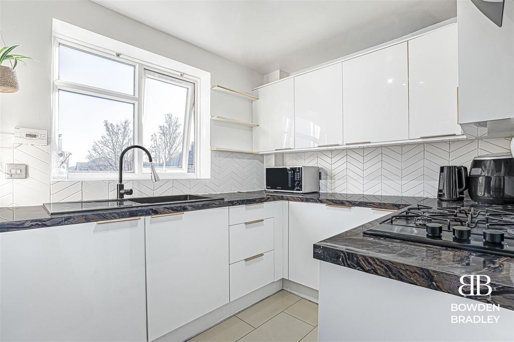 Property photo 3 of 11 Kitchen