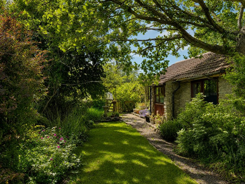 Property photo 2 of 33 Garden