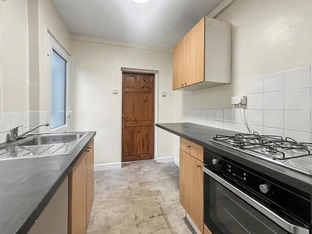 Property photo 3 of 10 Kitchen