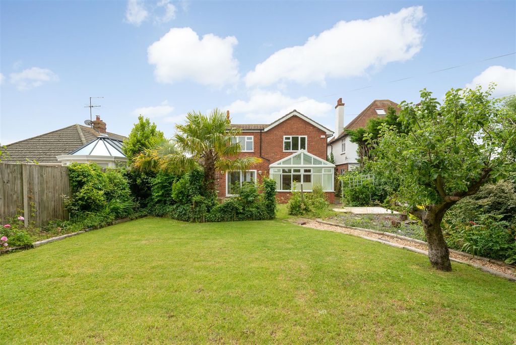 Property photo 2 of 16 Queens Road, Tankerton