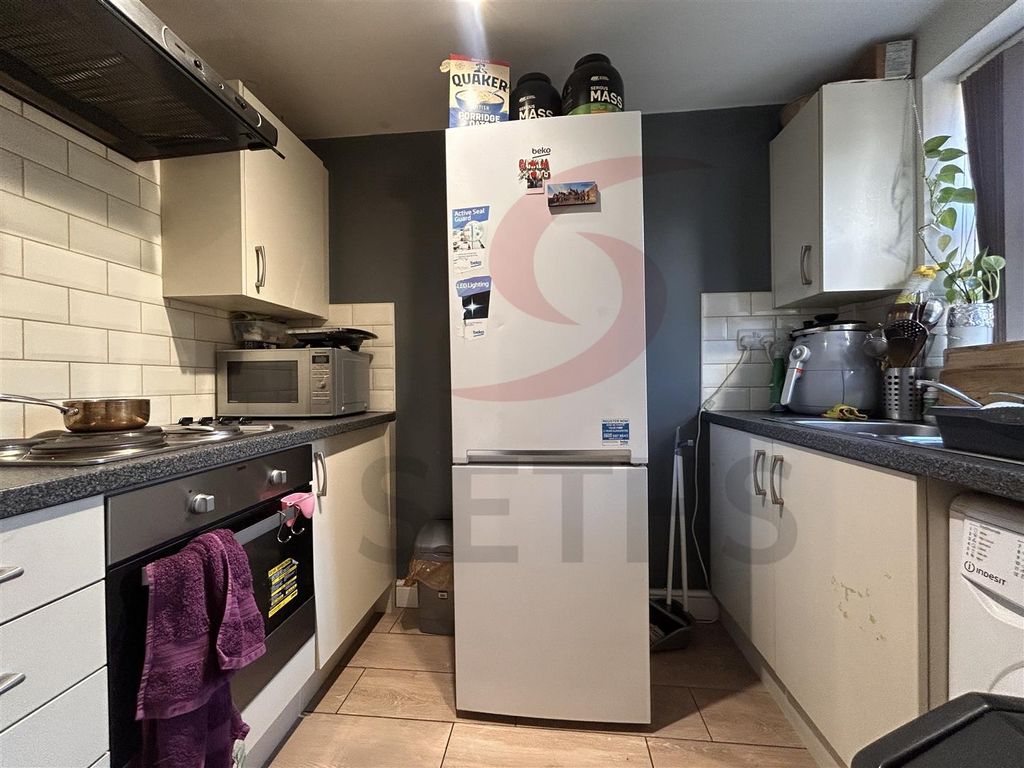 Property photo 3 of 12 Kitchen