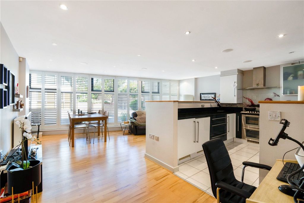 Property photo 3 of 7 Kitchen