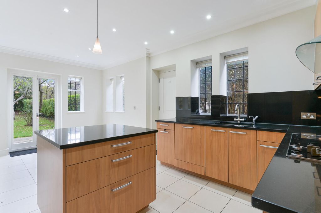 Property photo 3 of 17 Kitchen