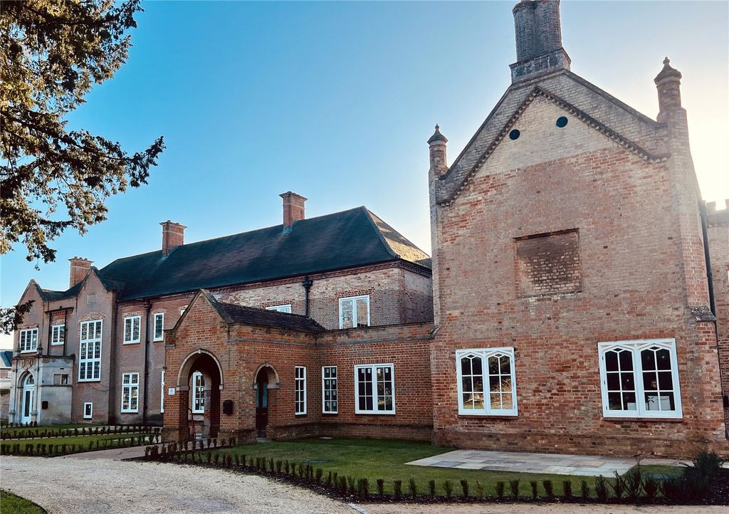 Property photo 1 of 9 Brampton Park House