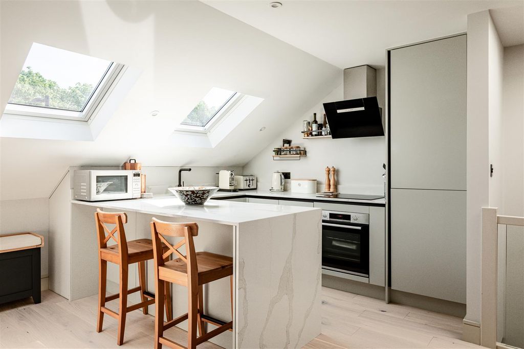 Property photo 3 of 11 Fulham Palace Road-10.Jpg