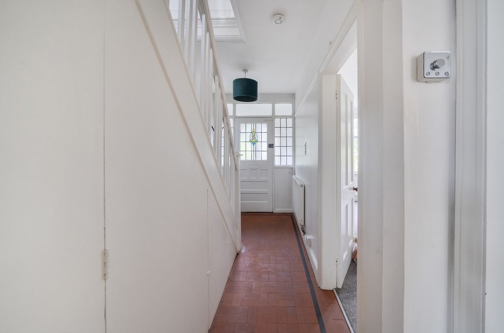 Property photo 2 of 34 Hall Way