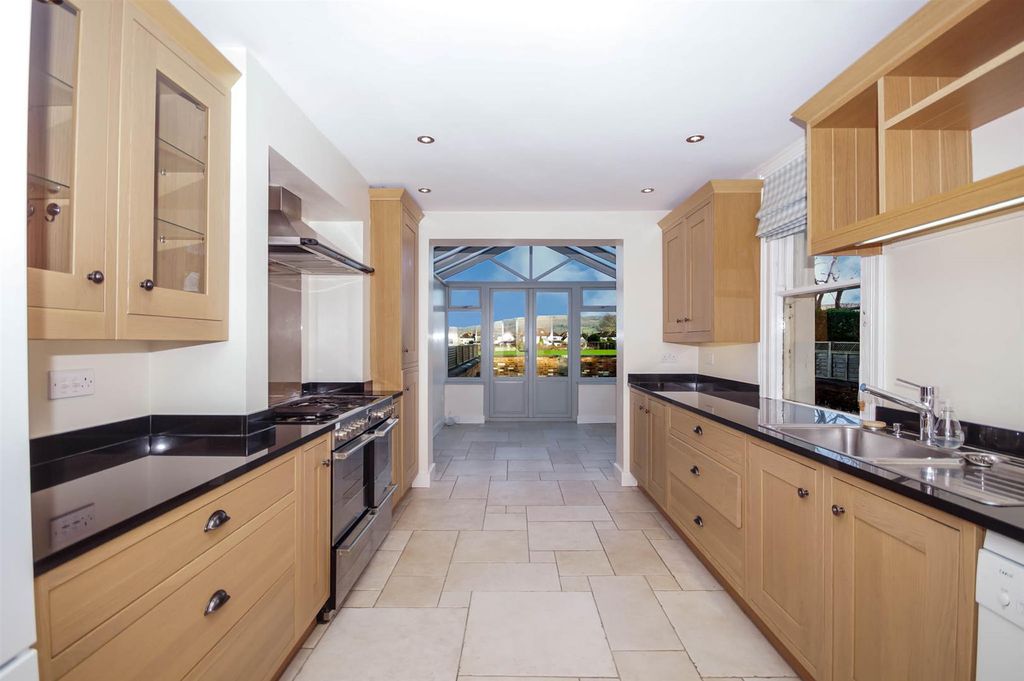 Property photo 2 of 13 5-Bed-Kings-Road4.Jpg