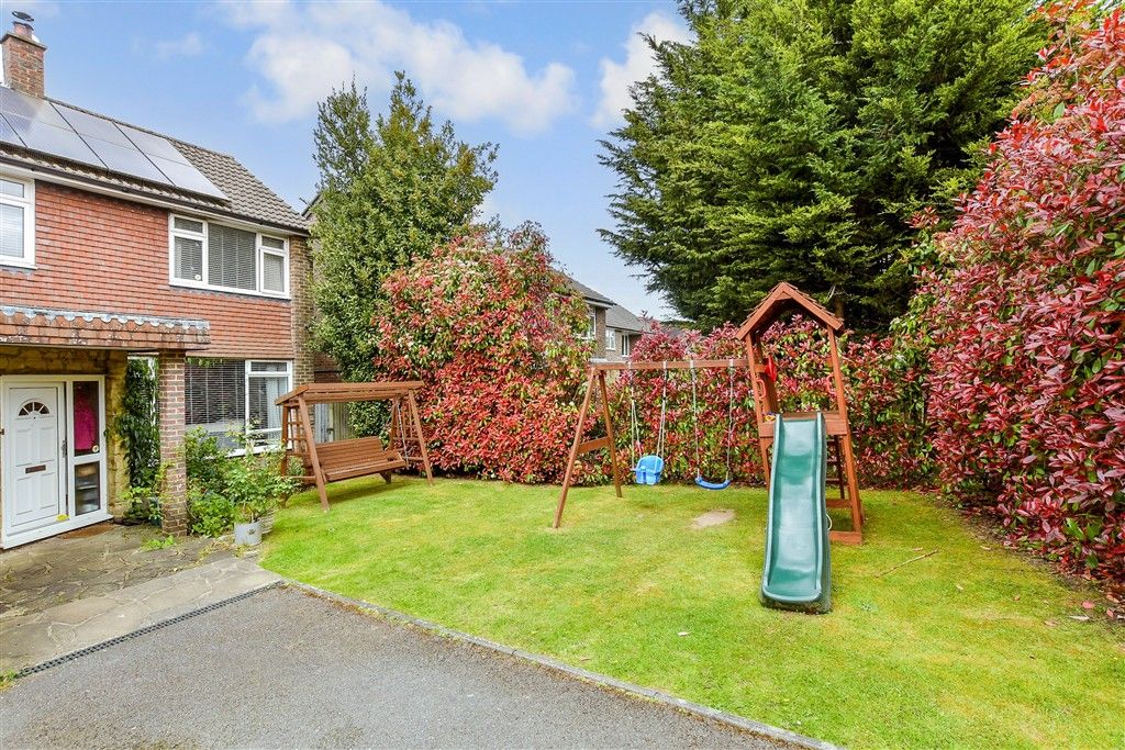 Property photo 1 of 18 Front Garden