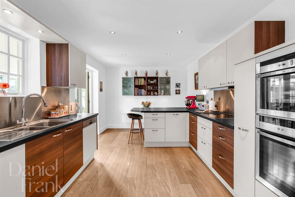 Property photo 2 of 30