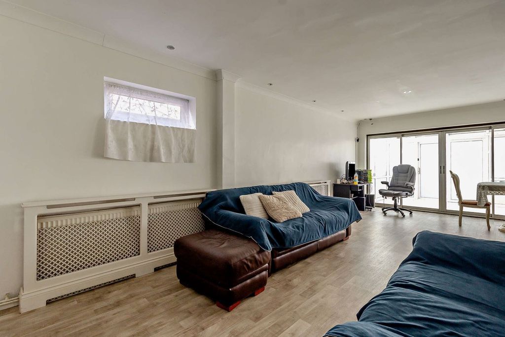 Property photo 2 of 21