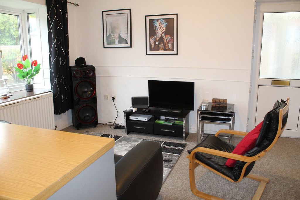 Property photo 3 of 8 Studio Lounge Picture 2