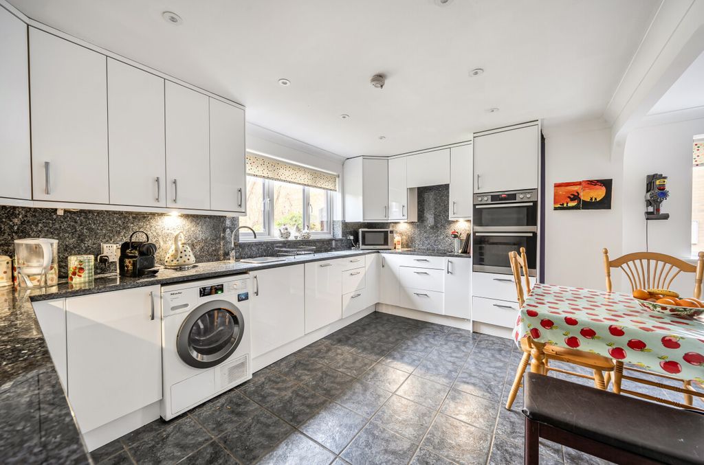 Property photo 3 of 13 1400810-18-697238...