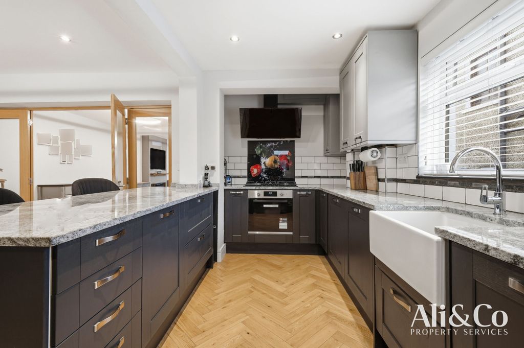 Property photo 3 of 33