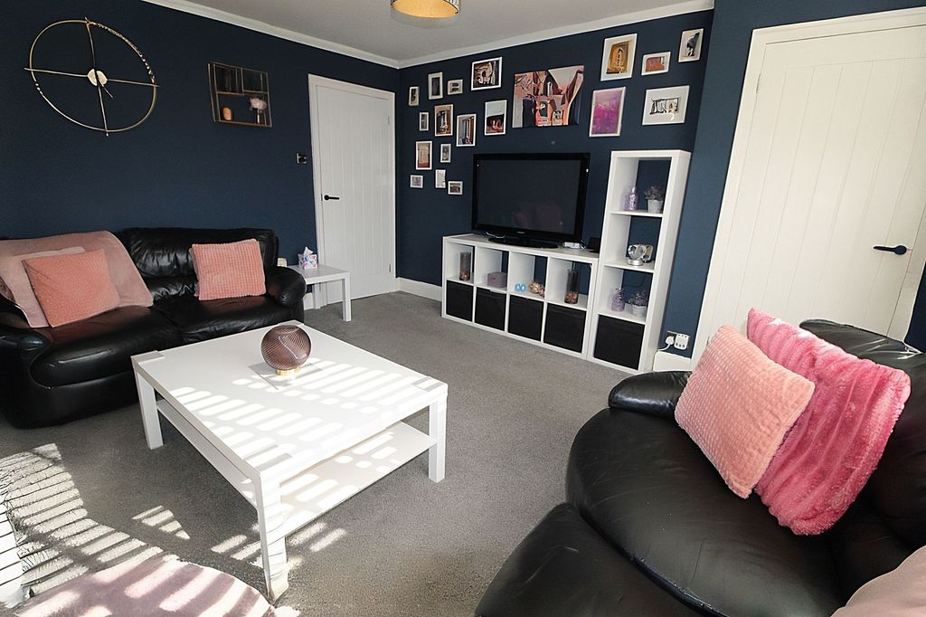 Property photo 2 of 20 Lounge