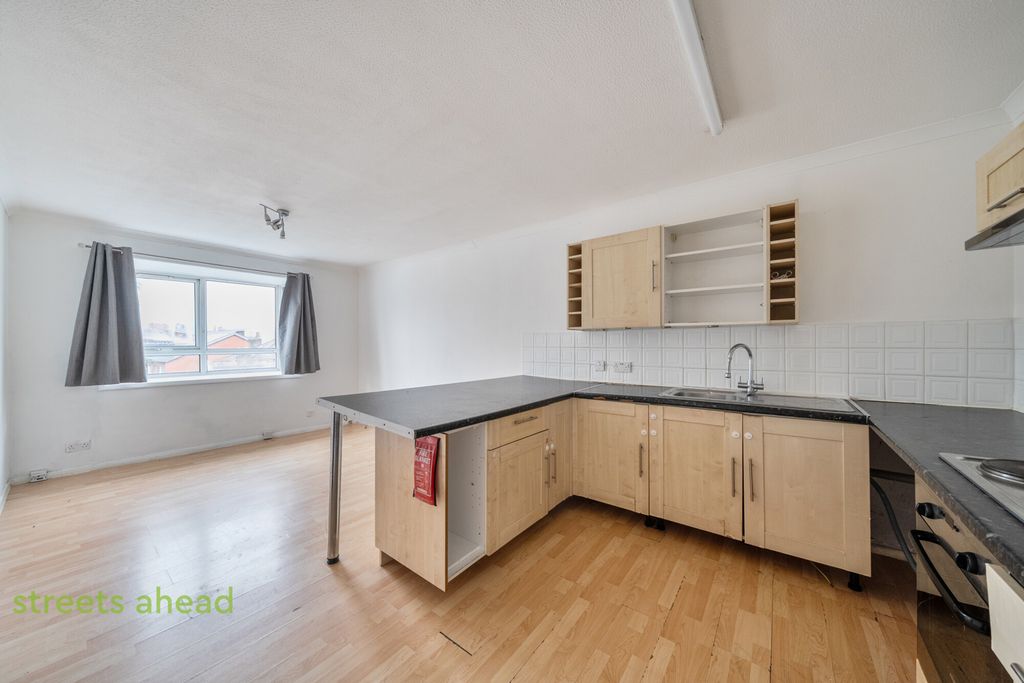 Property photo 3 of 15 2B59421A-De35-4Fe...